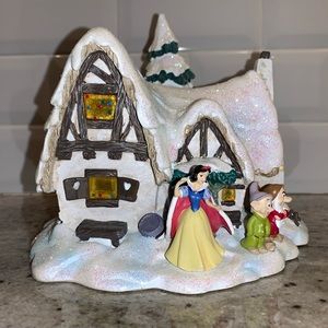 Disney Snow White w/Grumpy & Dopey Holiday Cottage